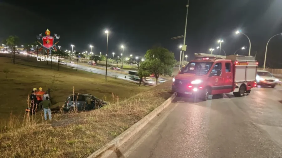Carro capota na EPIA Sul e motorista é socorrido pelo Samu