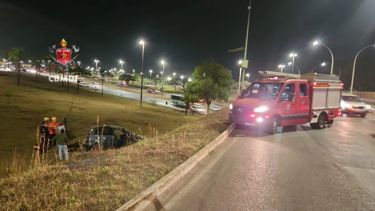 Carro capota na EPIA Sul e motorista é socorrido pelo Samu