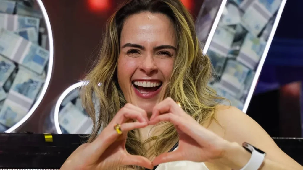 Ana Paula Renault atrai fãs eufóricos em painel no SP2B