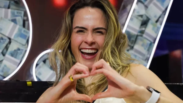 Ana Paula Renault atrai fãs eufóricos em painel no SP2B