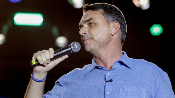 Flávio: Lula se apequena e pensa em eleição, não no país
